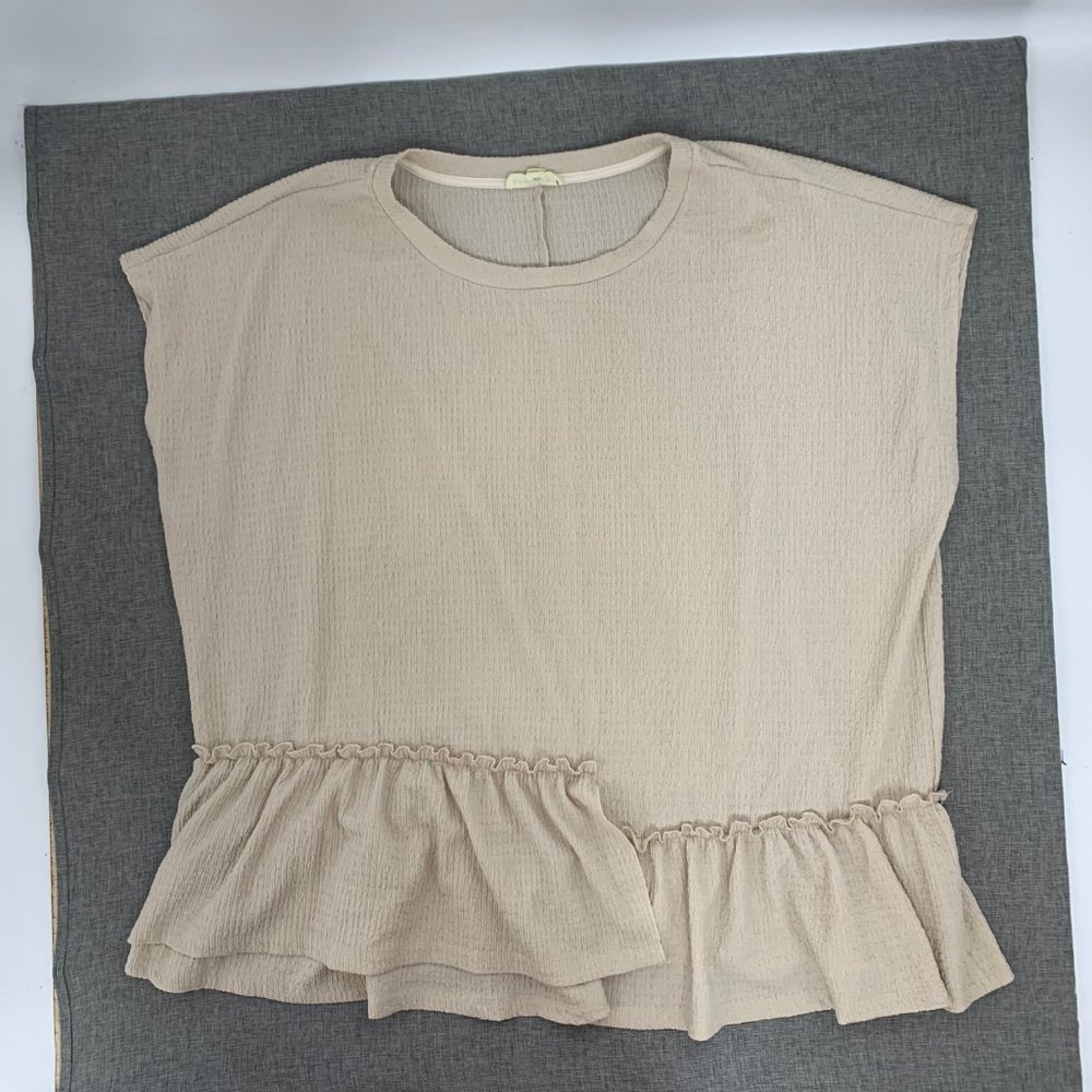 Aveology Cute Ruffled Blouse‎ 22/24 Beige Textured Knit Top